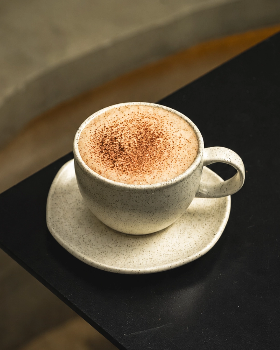 Mocaccino de Mattiz Café-Bar con cacao sobre la espuma